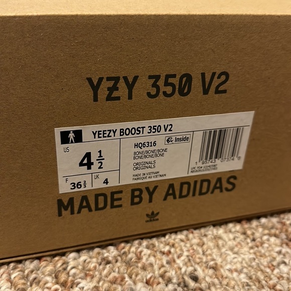 ❌Sold❌Yeezy Boost 350 V2 - Picture 3 of 4